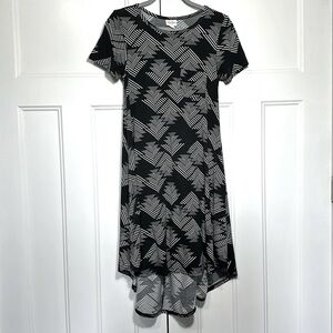 Lularoe Carly short sleeve swing dress
* Geo-triangle pattern in black and white